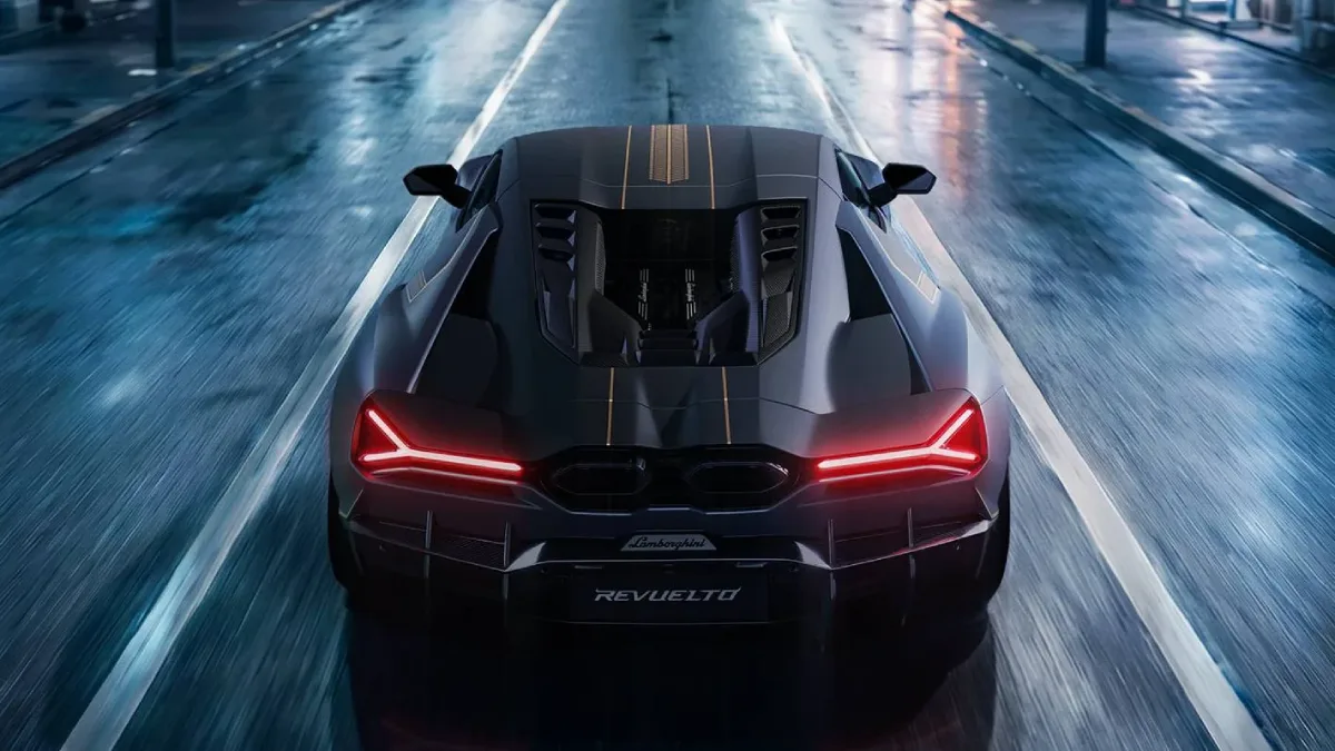 Lamborghini Revuelto Impavido widziane z tyłu podczas nocnej jazdy w Japonii