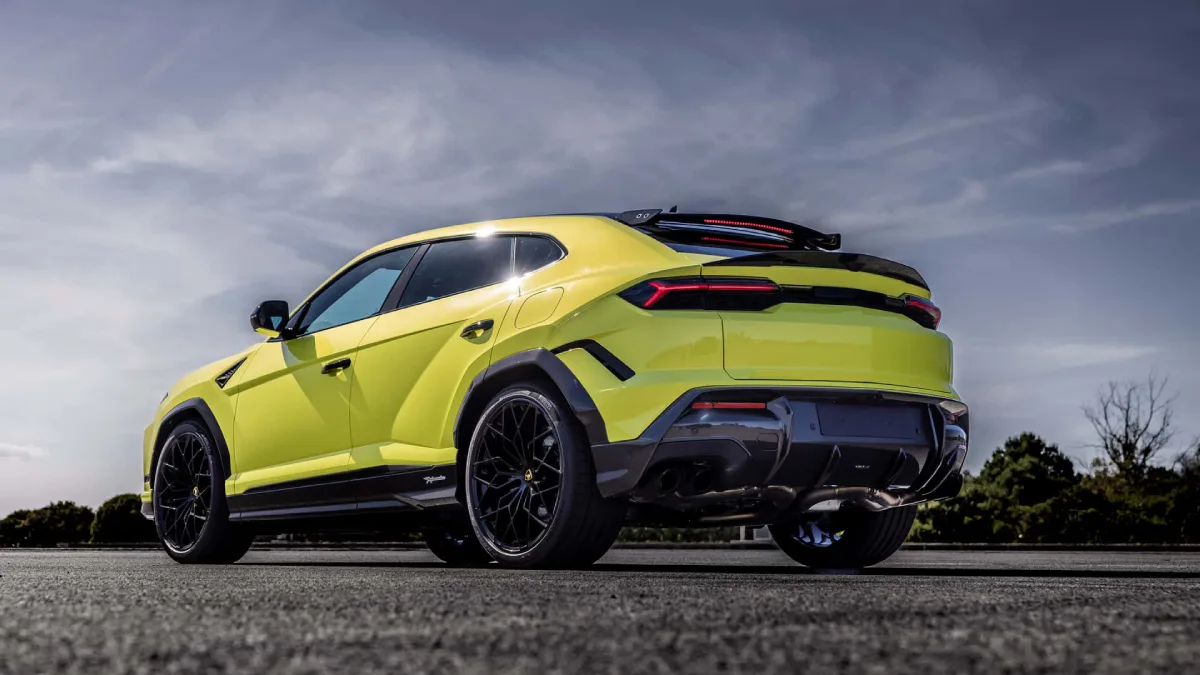 Tył Lamborghini Urus SE Performante z dużym dyfuzorem i czterema końcówkami wydechu