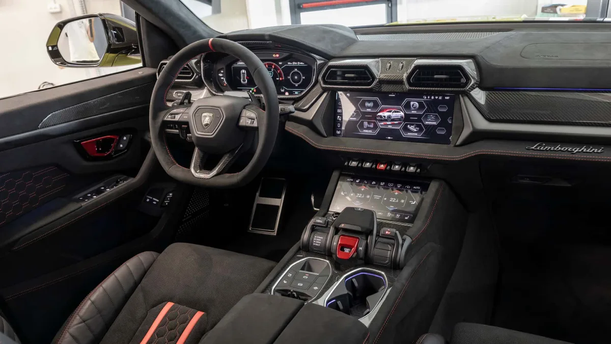 Wnętrze Lamborghini Urus SE Performante z dwoma ekranami i karbonowym wykończeniem