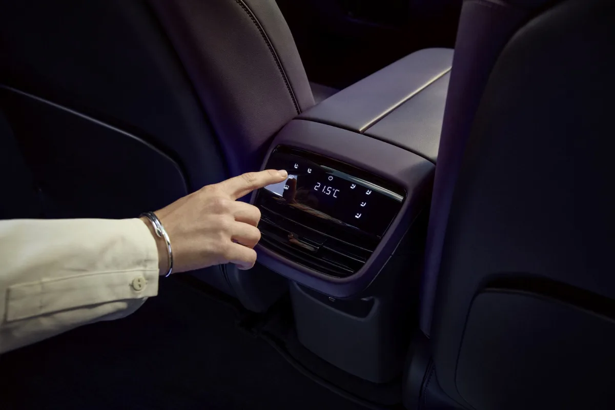 Panel klimatyzacji dla pasażerów z tyłu w Mazdzie CX-6e