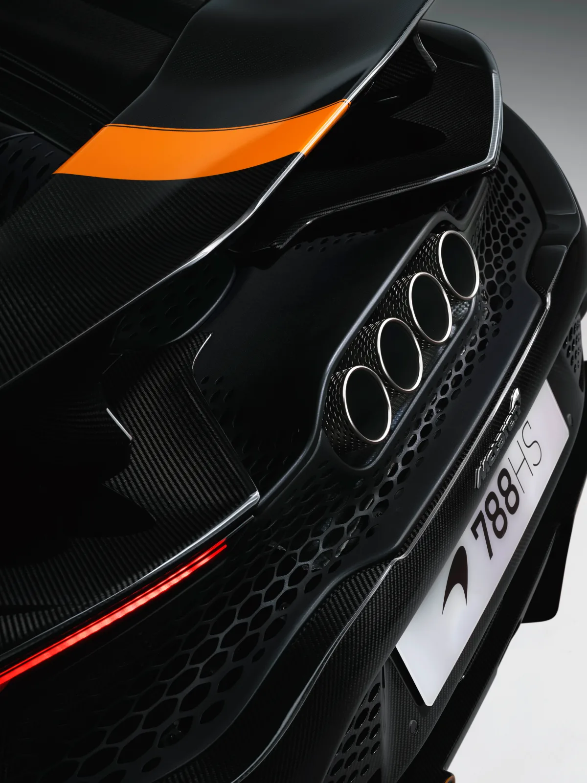 Tylny dyfuzor i cztery końcówki wydechu McLaren 788HS