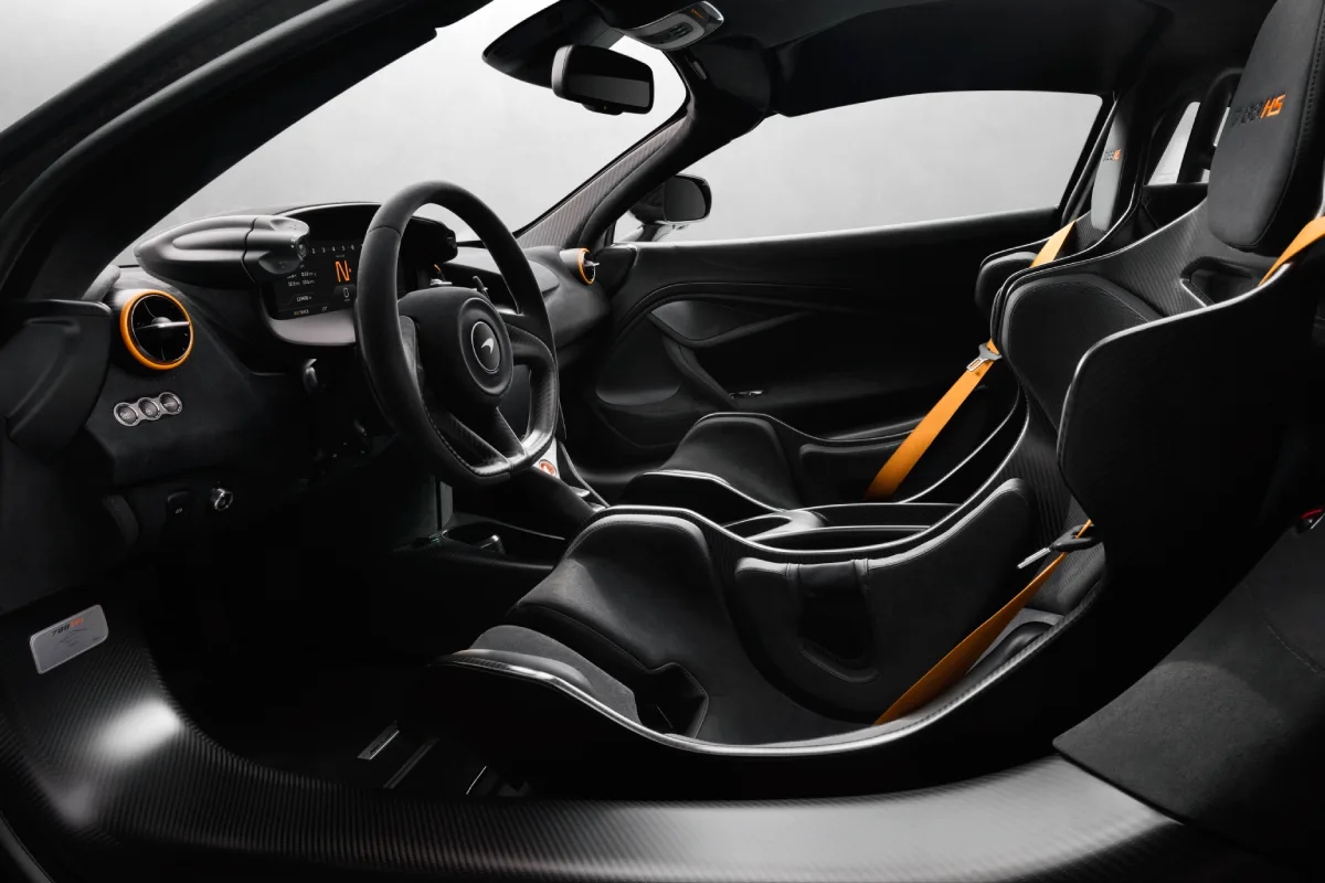 Wnętrze McLaren 788HS z fotelami kubełkowymi i pomarańczowymi pasami