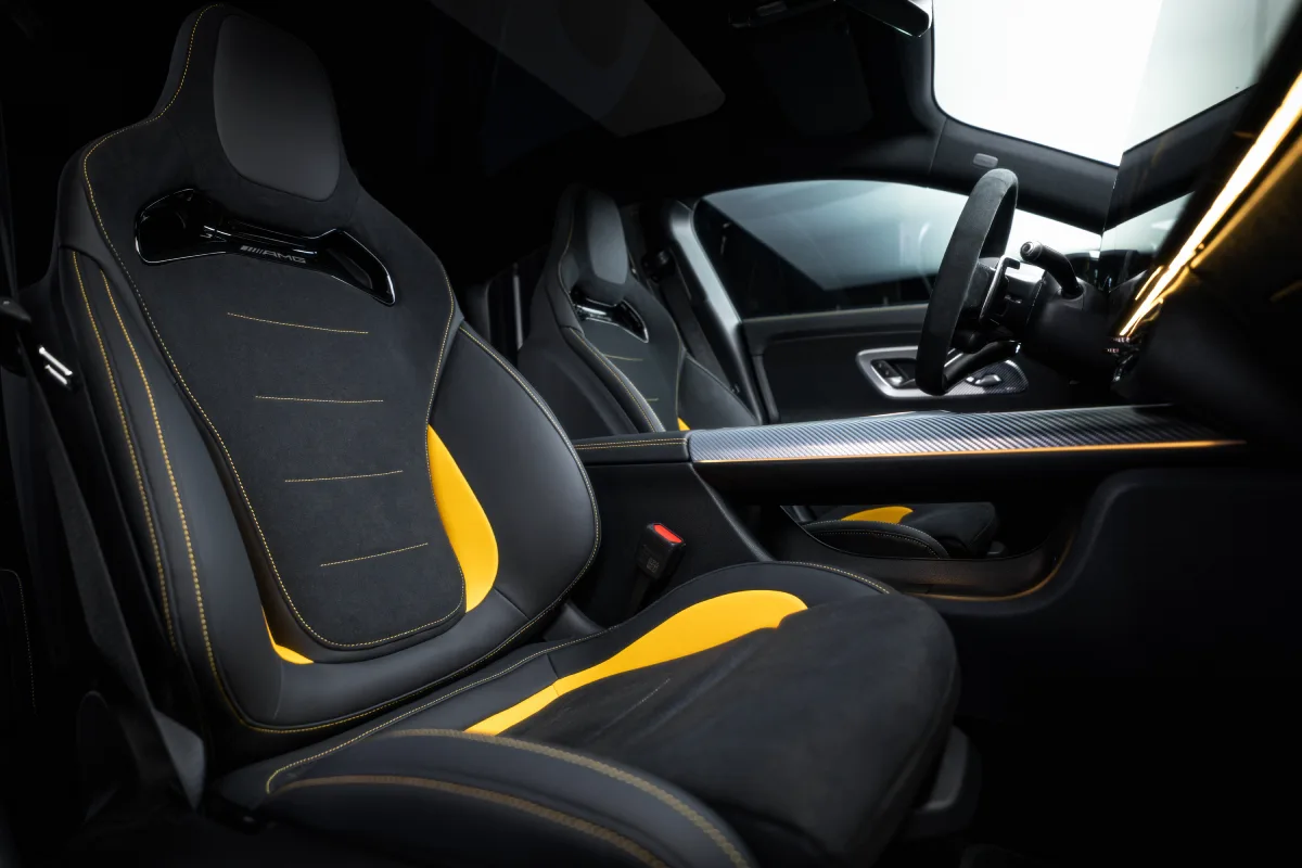 Fotele AMG w Mercedes-AMG CLA 45 4MATIC+ z żółtymi przeszyciami i sportowym wykończeniem