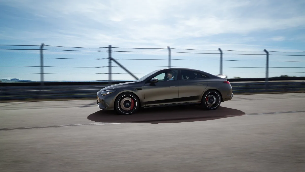 Mercedes-AMG CLA 45 4MATIC+ podczas dynamicznej jazdy po torze