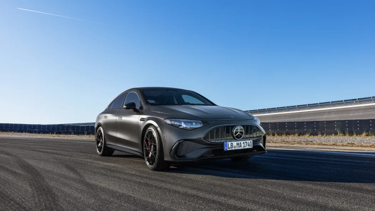 Przód Mercedes-AMG CLA 45 4MATIC+ z grillem AMG i sportowym zderzakiem