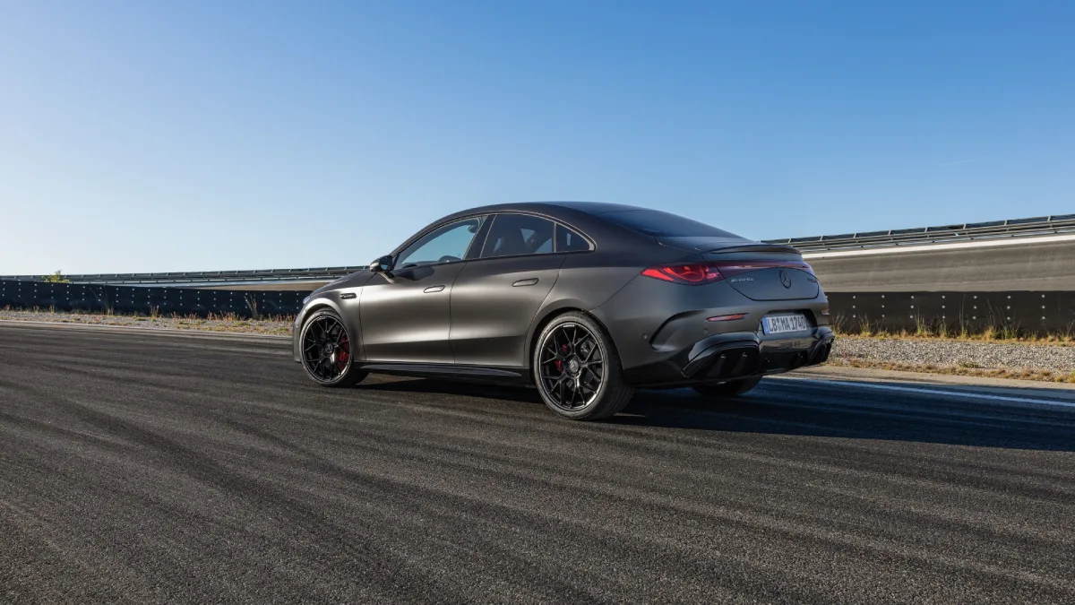 Tył Mercedes-AMG CLA 45 4MATIC+ z dyfuzorem i sportową sylwetką