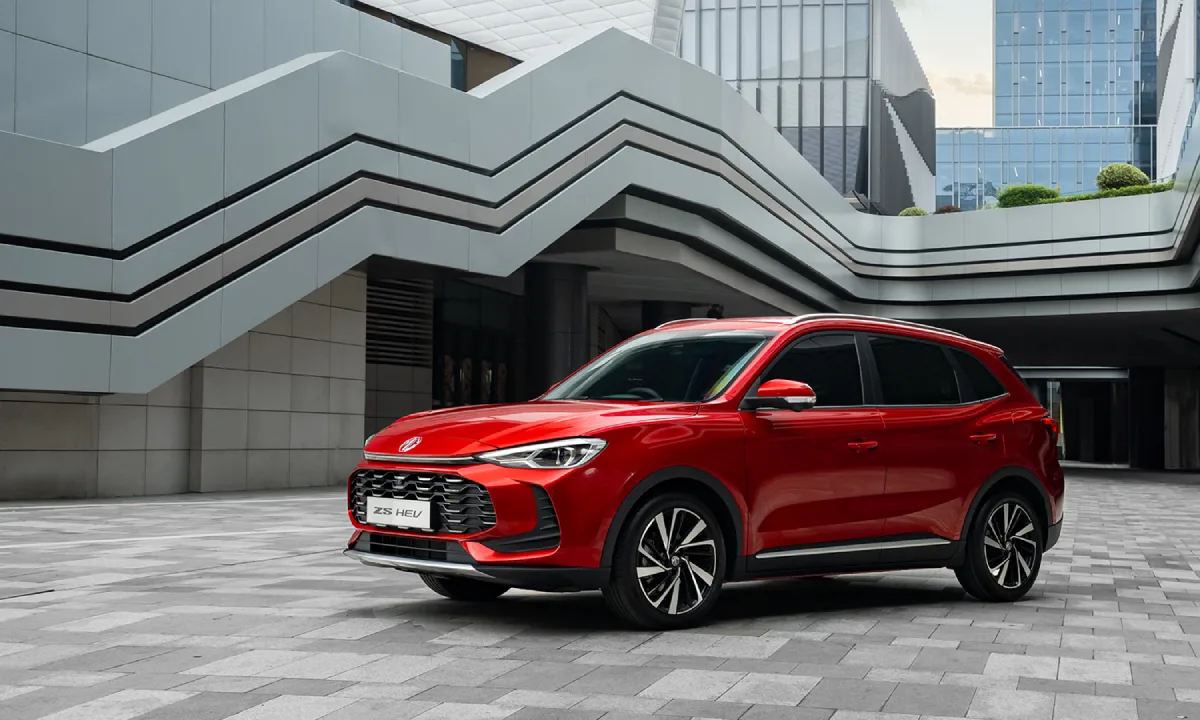 Czerwony MG ZS Hybrid+ objęty promocją MG Motor