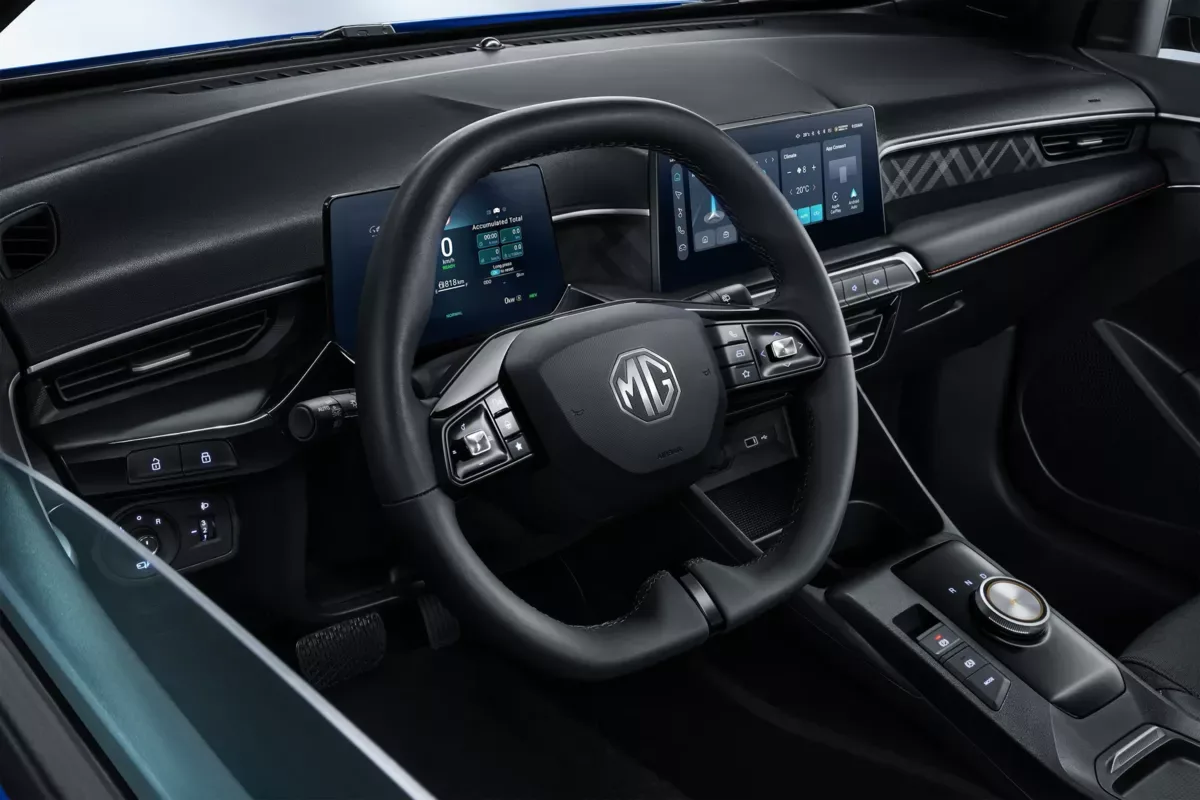 Wnętrze MG3 Hybrid+ z cyfrowymi wskaźnikami i ekranem multimedialnym