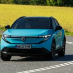 Nowy Nissan LEAF 2026 podczas jazdy po drodze