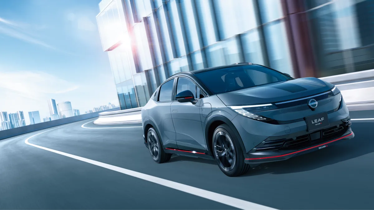 Nissan Leaf NISMO widziany z przodu podczas jazdy
