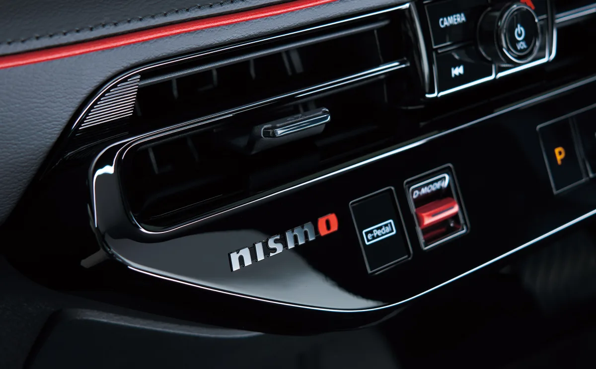 Panel trybów jazdy i e Pedal w Nissanie Leaf NISMO