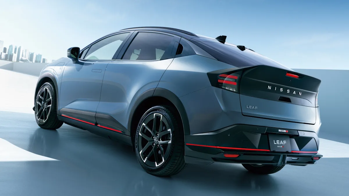 Nissan Leaf NISMO widziany z tyłu i z boku