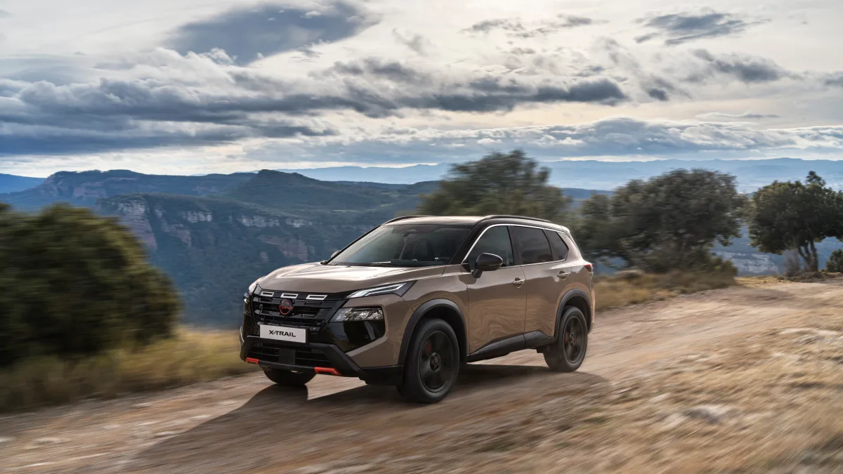 Nissan X Trail N Trek podczas jazdy po górskiej drodze