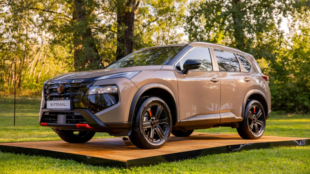 Nissan X Trail N Trek widziany z przodu i z boku