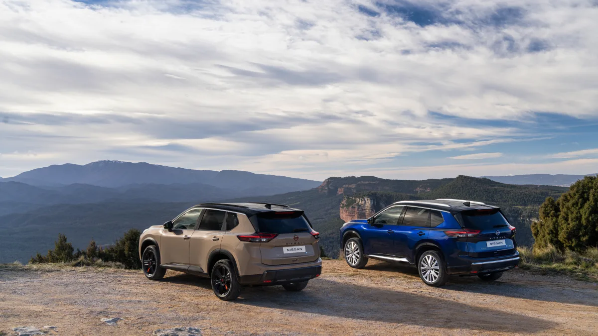Nissan X Trail N Trek i Tekna widziane od tyłu w górach