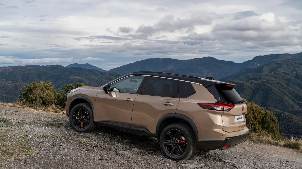 Nissan X Trail N Trek widziany z tyłu i z boku w górach