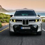 Nowe BMW X5 M60e xDrive widziane od przodu podczas jazdy