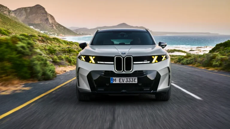 Nowe BMW X5 M60e xDrive widziane od przodu podczas jazdy