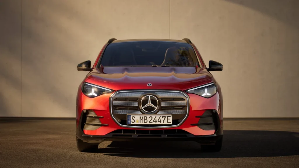 Nowy Mercedes-Benz GLA widziany centralnie od przodu