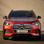 Nowy Mercedes-Benz GLA widziany centralnie od przodu