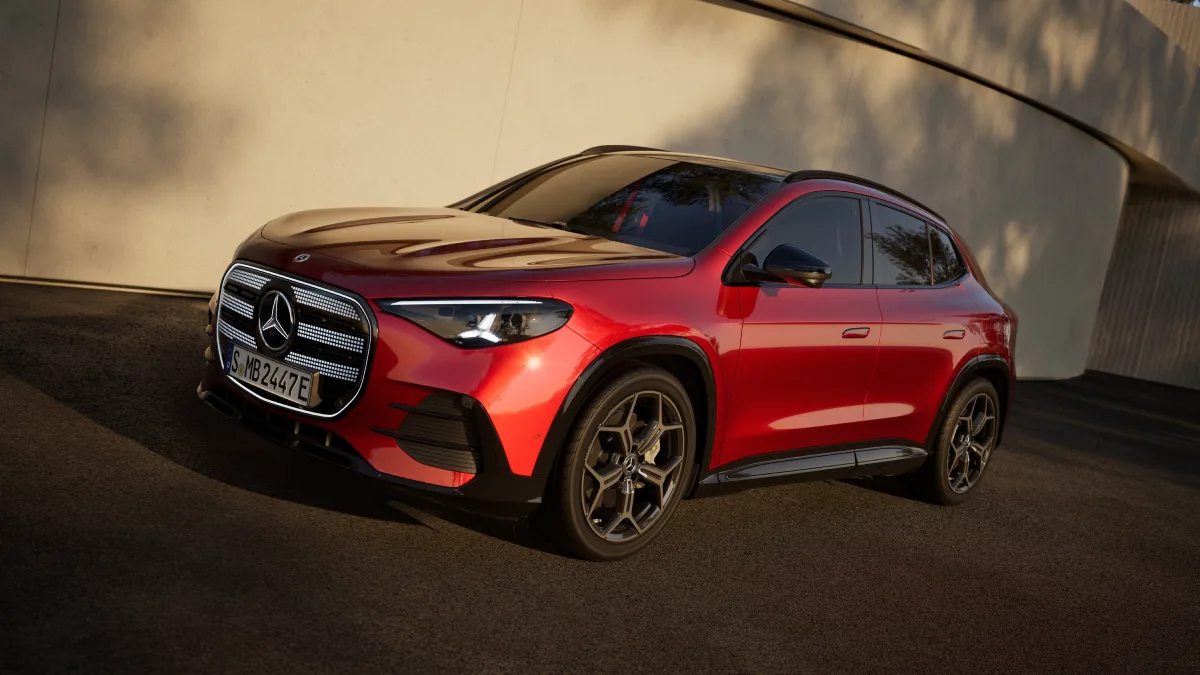 Nowy Mercedes-Benz GLA widziany z przodu i z boku