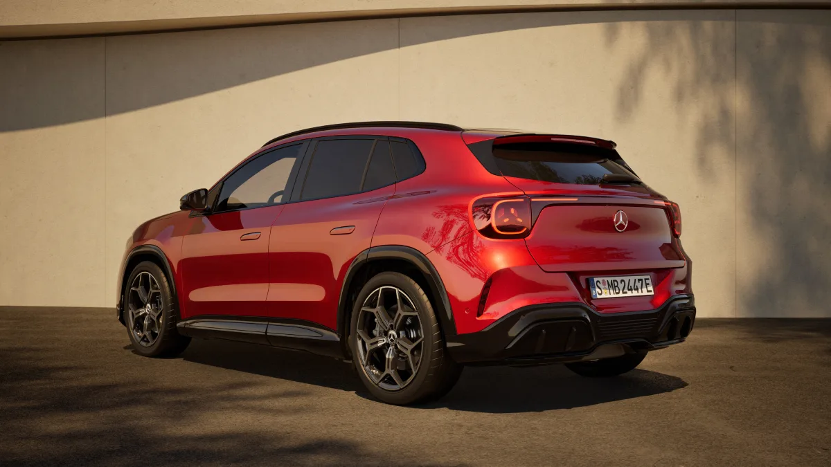 Nowy Mercedes-Benz GLA widziany z tyłu i z boku
