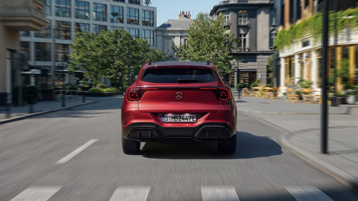 Nowy Mercedes-Benz GLA podczas jazdy po mieście