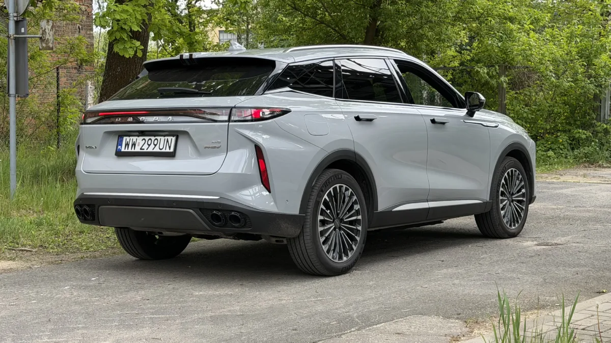 Omoda 9 Super Hybrid AWD widziana od tyłu pod kątem
