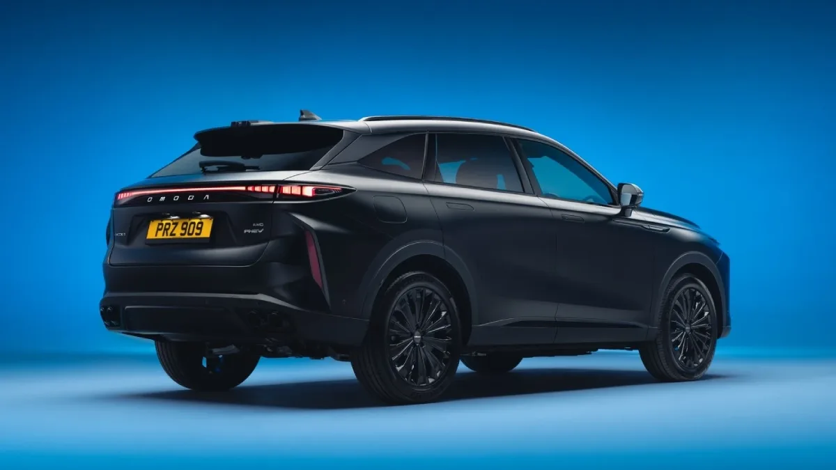 Omoda 9 Exclusive Black widziana z tyłu i z boku