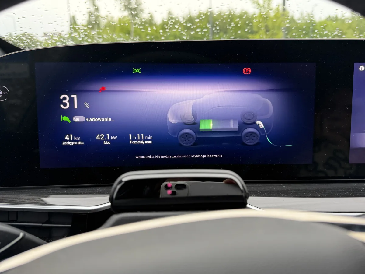 Ekran Omody 9 Super Hybrid podczas ładowania prądem stałym z mocą 42,1 kW