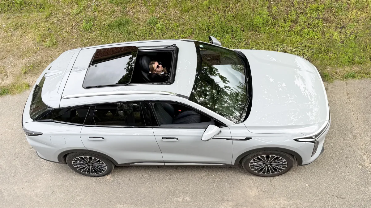 Omoda 9 Super Hybrid widziana z góry z otwartym panoramicznym dachem
