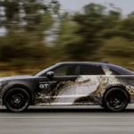 Prototyp Range Rovera GT w kamuflażu podczas testów drogowych