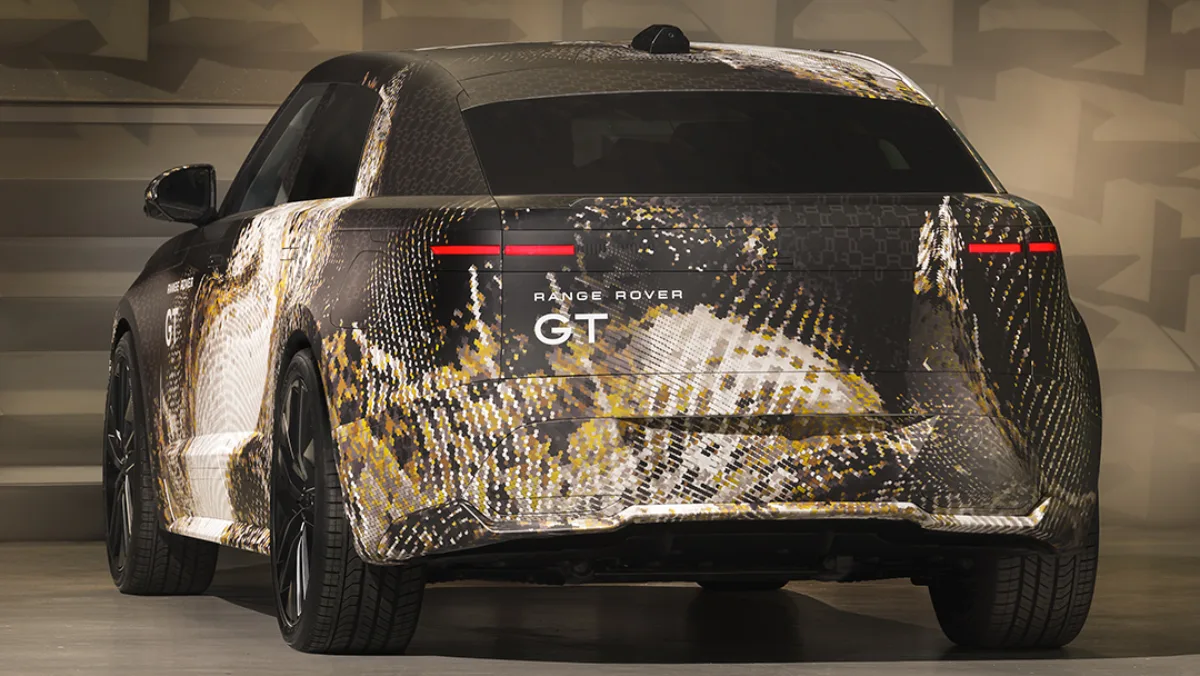 Tył prototypu Range Rovera GT w kamuflażu z wąskimi światłami LED
