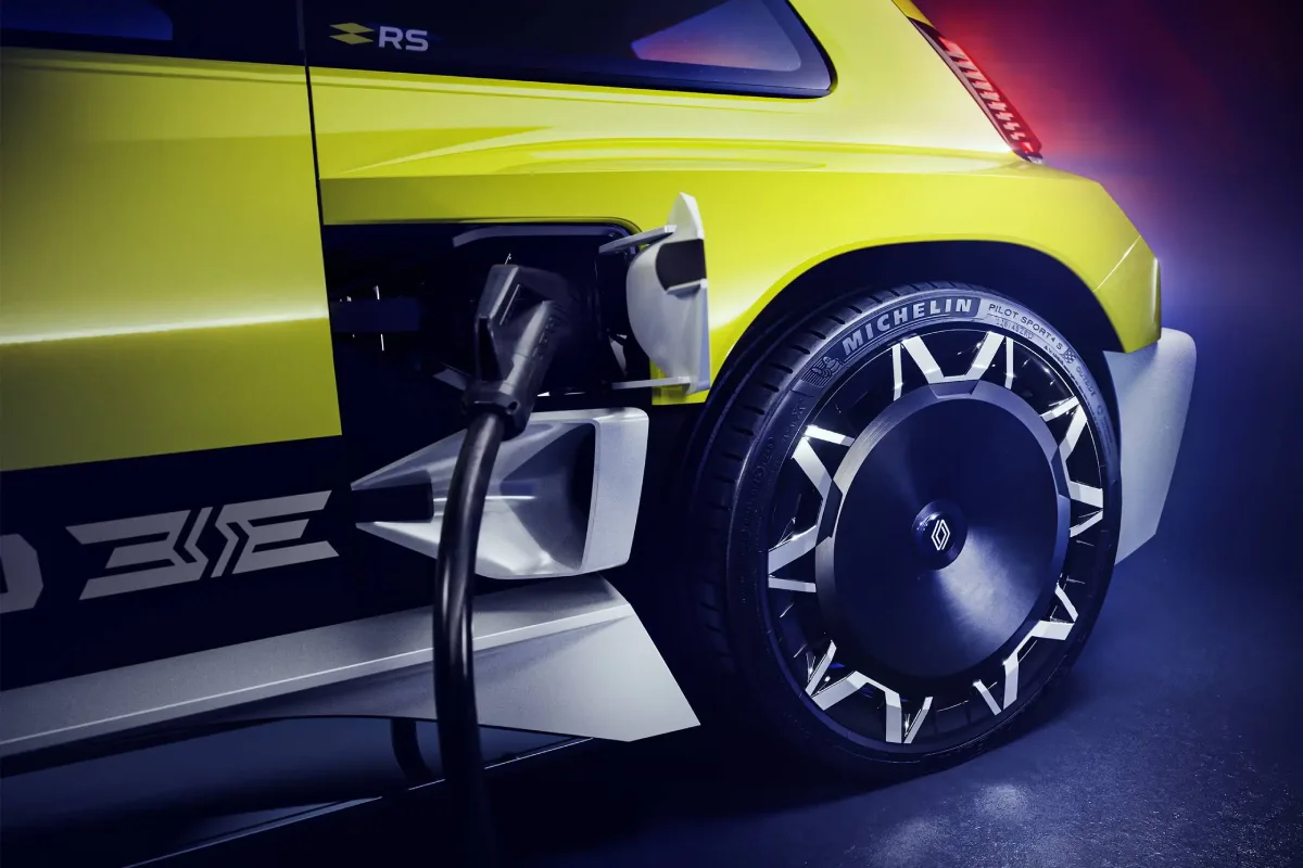 Renault 5 Turbo 3E podczas ładowania akumulatora przez boczne złącze