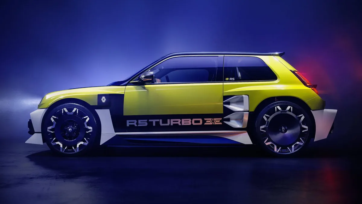 Boczna sylwetka Renault 5 Turbo 3E z szerokimi nadkolami i napędem na tylne koła