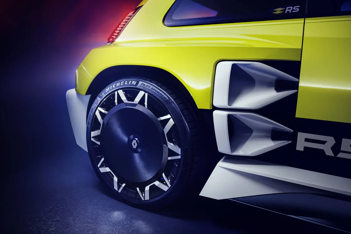 Tylne koło Renault 5 Turbo 3E z elektrycznym silnikiem ProteanDrive umieszczonym w piaście