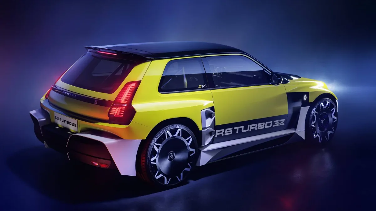 Tył Renault 5 Turbo 3E z poszerzonymi nadkolami i dużym dyfuzorem