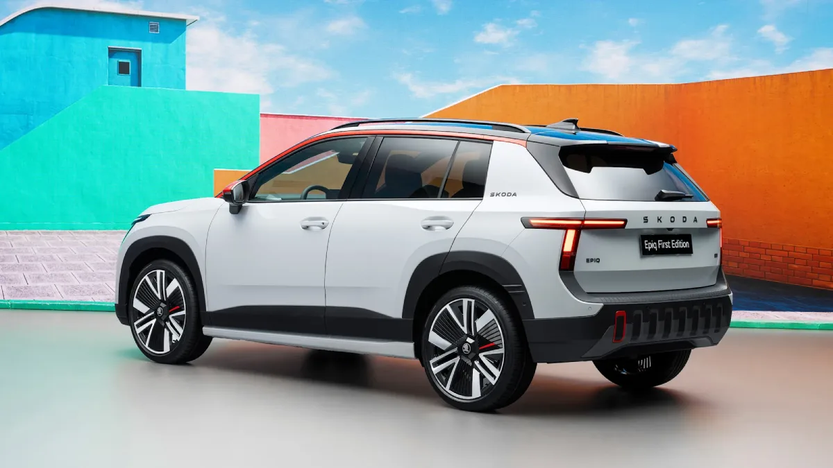 Biała Škoda Epiq First Edition pokazana od tyłu
