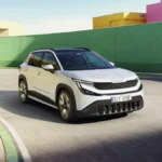 Biała Škoda Epiq podczas jazdy po miejskiej drodze