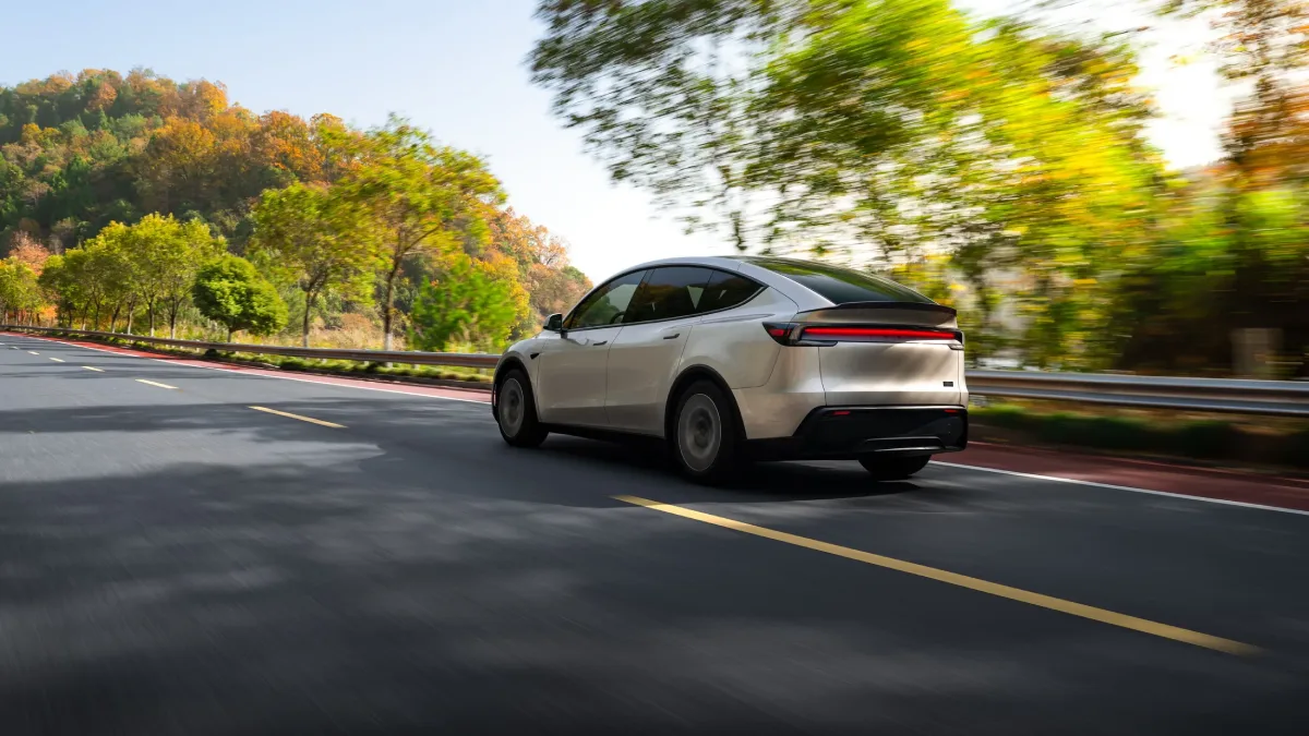 Tesla Model Y L podczas jazdy po krętej drodze
