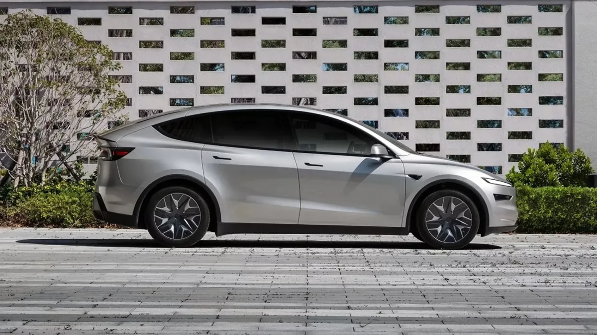 Tesla Model Y L pokazana z profilu