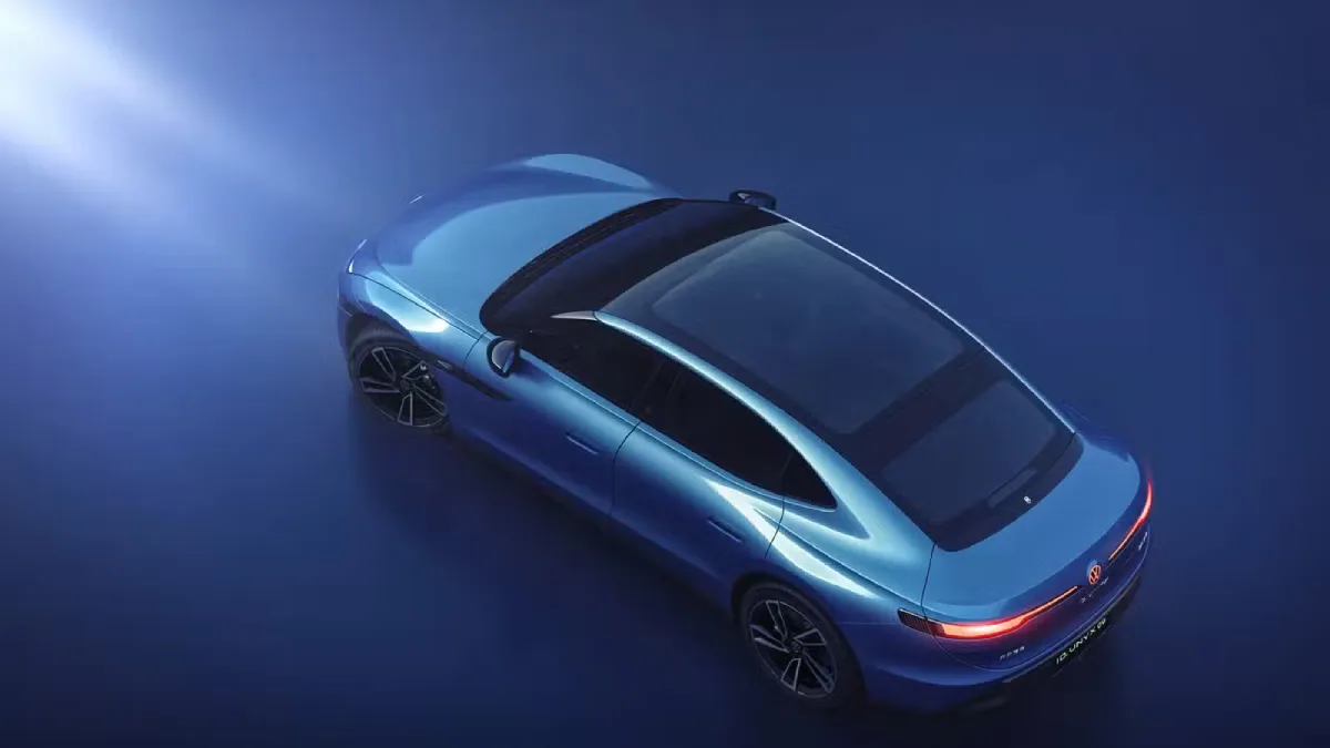 Volkswagen ID. UNYX 09 widziany z góry z dużym panoramicznym dachem