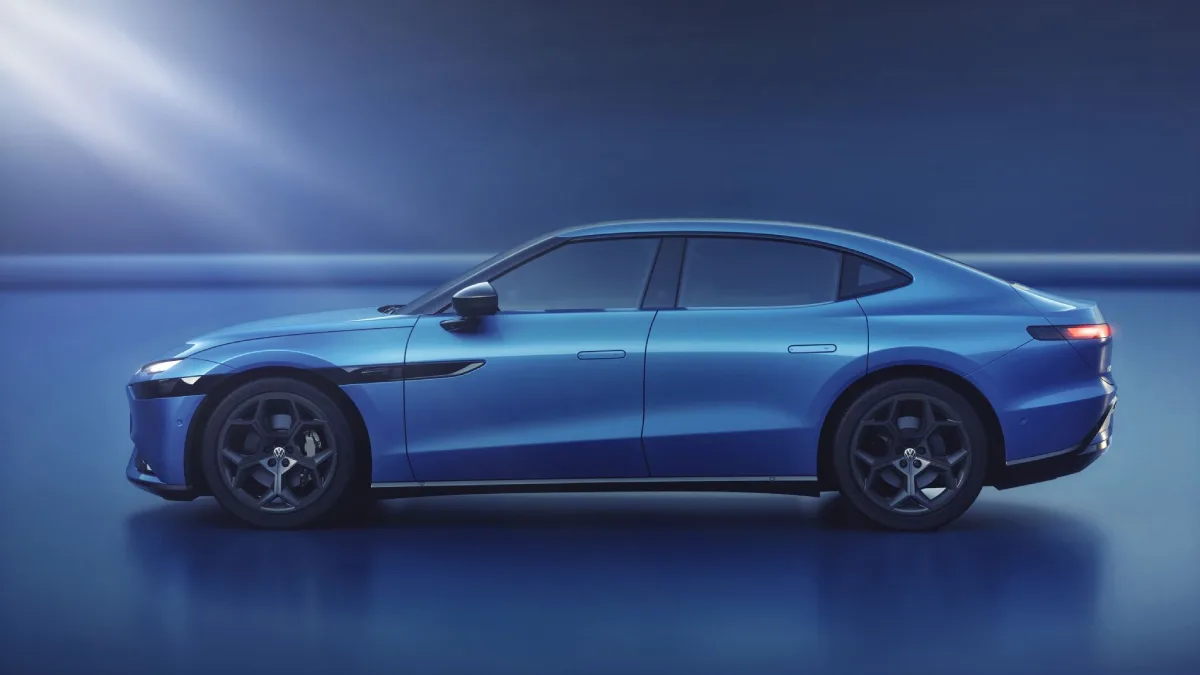 Profil Volkswagena ID. UNYX 09 z opadającą linią dachu typu coupé