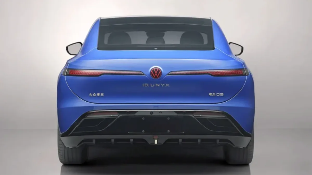 Tył Volkswagena ID. UNYX 09 z szeroką listwą świetlną LED