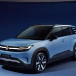 Nowy Volkswagen ID. Cross widziany z przodu i z boku