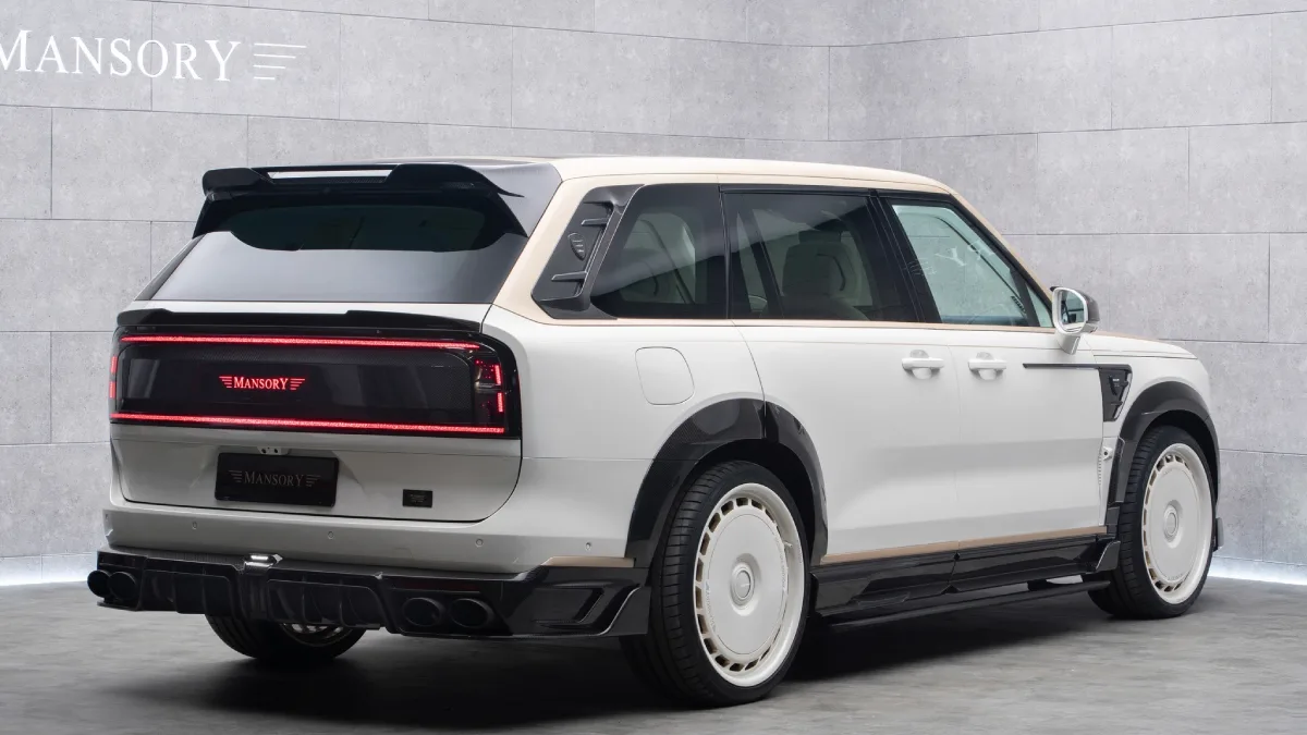 Tył Zeekra 9X Mansory z dyfuzorem i czterema końcówkami wydechu