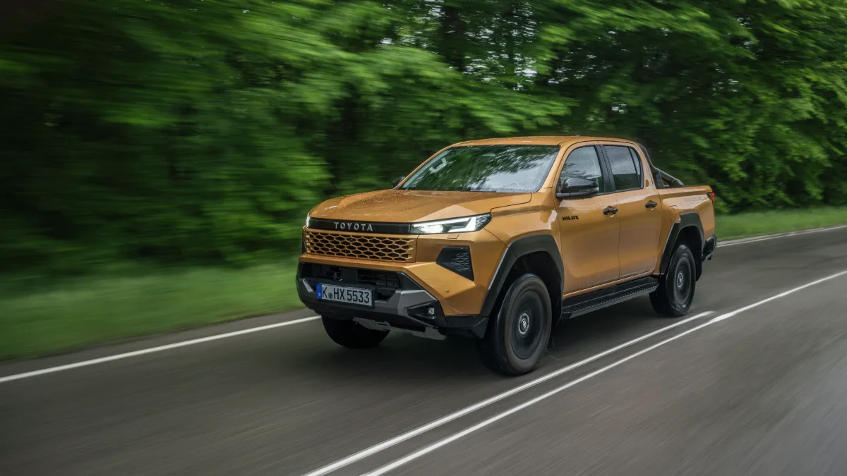 Toyota Hilux Hybrid 48V Invincible widok z tyłu podczas jazdy