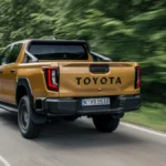 Toyota Hilux Hybrid 48V Invincible w kolorze Sulphur Yellow podczas jazdy