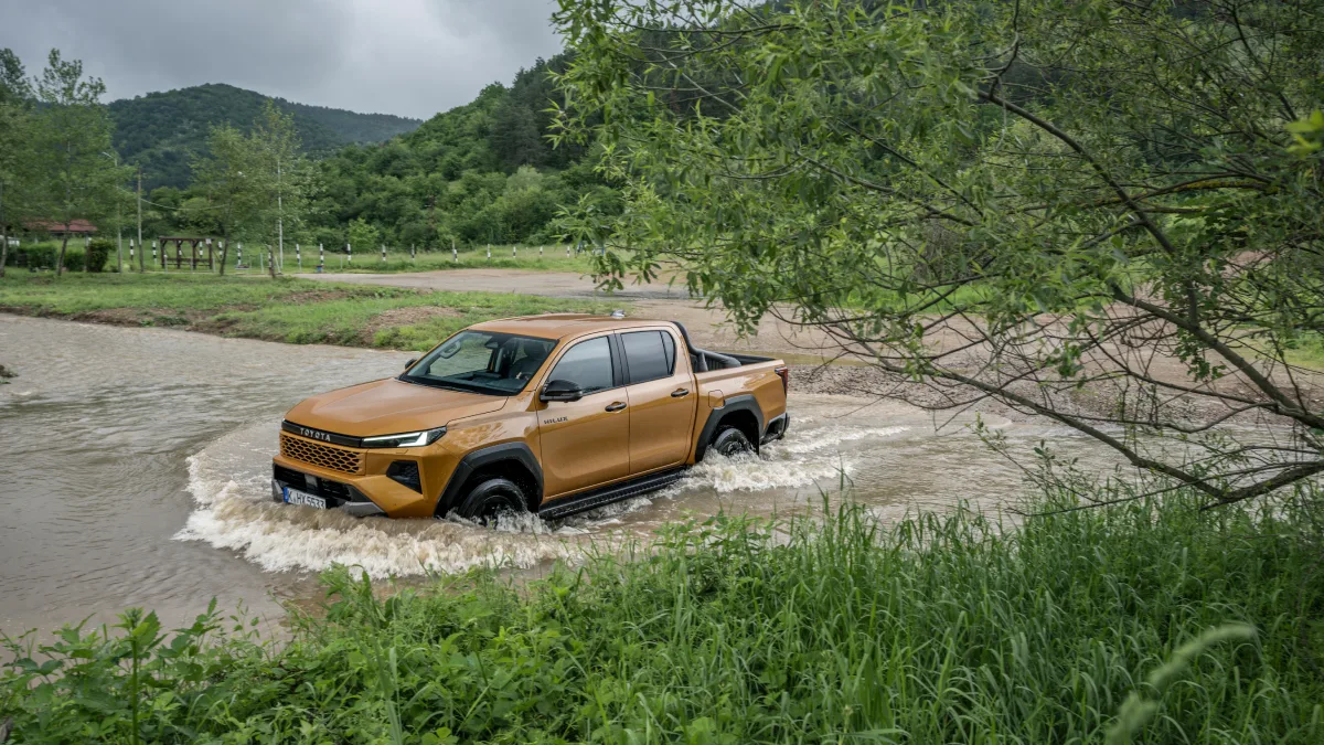 Toyota Hilux Hybrid 48V Invincible podczas przejazdu przez wodę