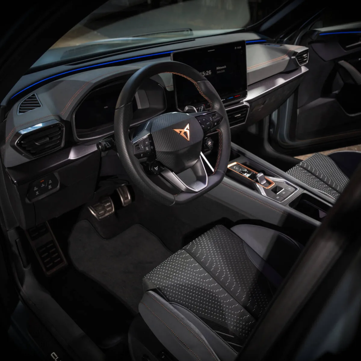 Wnętrze ABT CUPRA Formentor VZ5 635 z cyfrowym kokpitem, sportową kierownicą i oświetleniem ambientowym